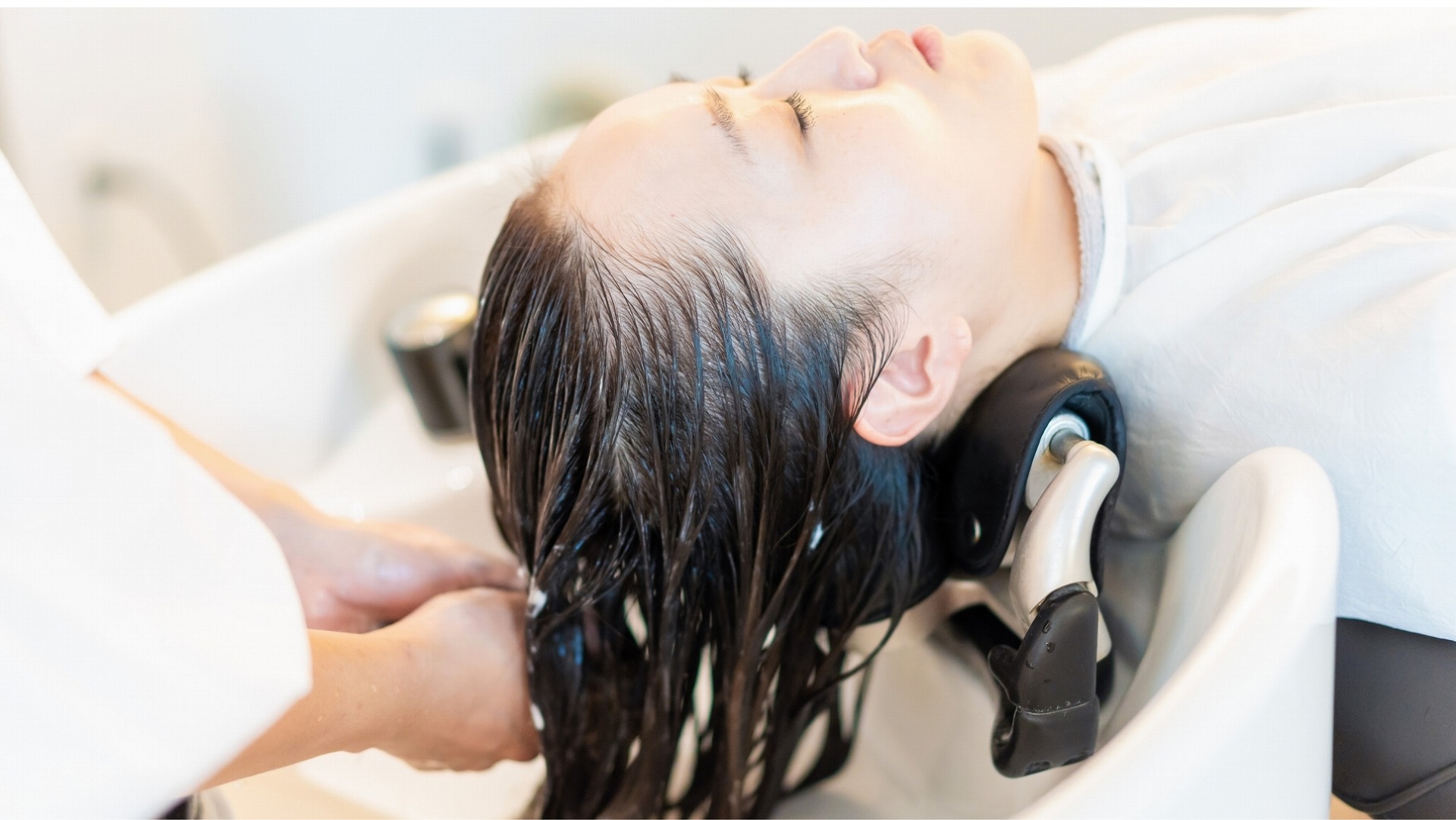 HAIR CARE 髪質管理について 当サロンでは、お客様一人ひとりの髪質や施術履歴をもとに、髪の状態に合わせた施術をご提案しています。継続的な髪質管理で、美しい髪を保てるようサポートいたします。 POINT01 髪の状態を細かく記録 お客様一人ひとりの髪質や施術履歴を専用カルテに記録し、髪の状態の変化を確認しながら最適な施術をご提案しています。 POINT02 髪にやさしいカラー剤 ダメージを抑えながらツヤのある仕上がりを実現できるカラー剤を使用し、髪の状態に合わせて薬剤を選定しています。 POINT03 豊富な知識を持つスタイリストが在籍 髪の構造や薬剤についての知識を持つスタイリストが、お客様の髪質やお悩みに合わせた施術をご提案します。